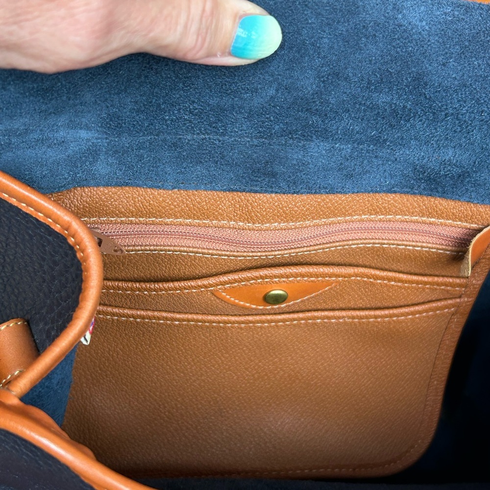 Vintage Dooney & Bourke Black and Tan All-Weather Leather Essex Crossbody Bag - Picture 6 of 16